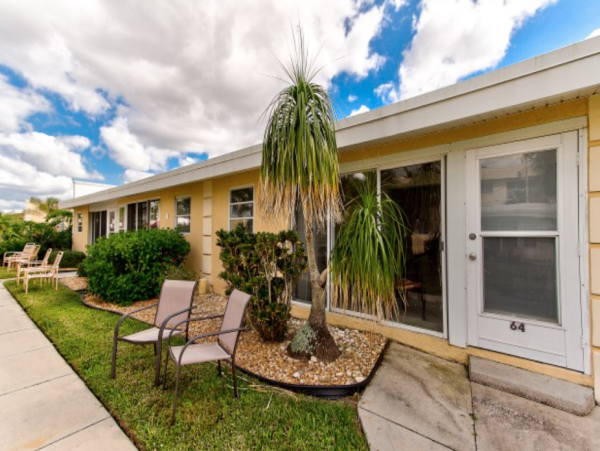 Ground floor unis, garden view Beachside of Road